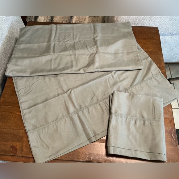 Set of 2 NWOT Microfiber Pillow Cases Queen Size – Grey - Picture 1 of 4